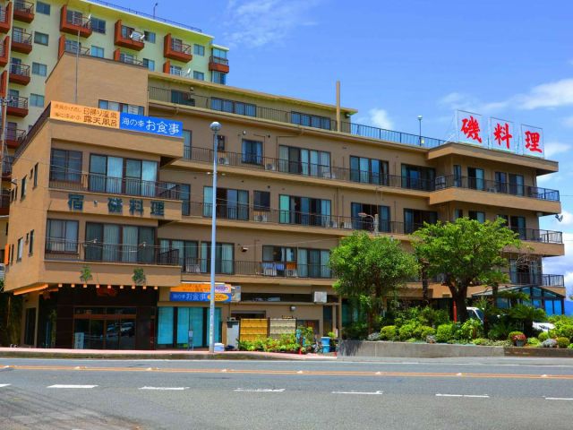 【旅館外観】国道135号沿いにあります。