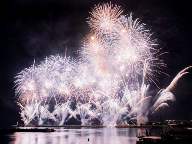 【熱海海上花火大会】熱海では年間10回ほど花火大会が開催されます。季節にかかわらず春夏秋冬、不定期で開催されますのでぜひ『熱海花火大会』でWeb検索ください♪