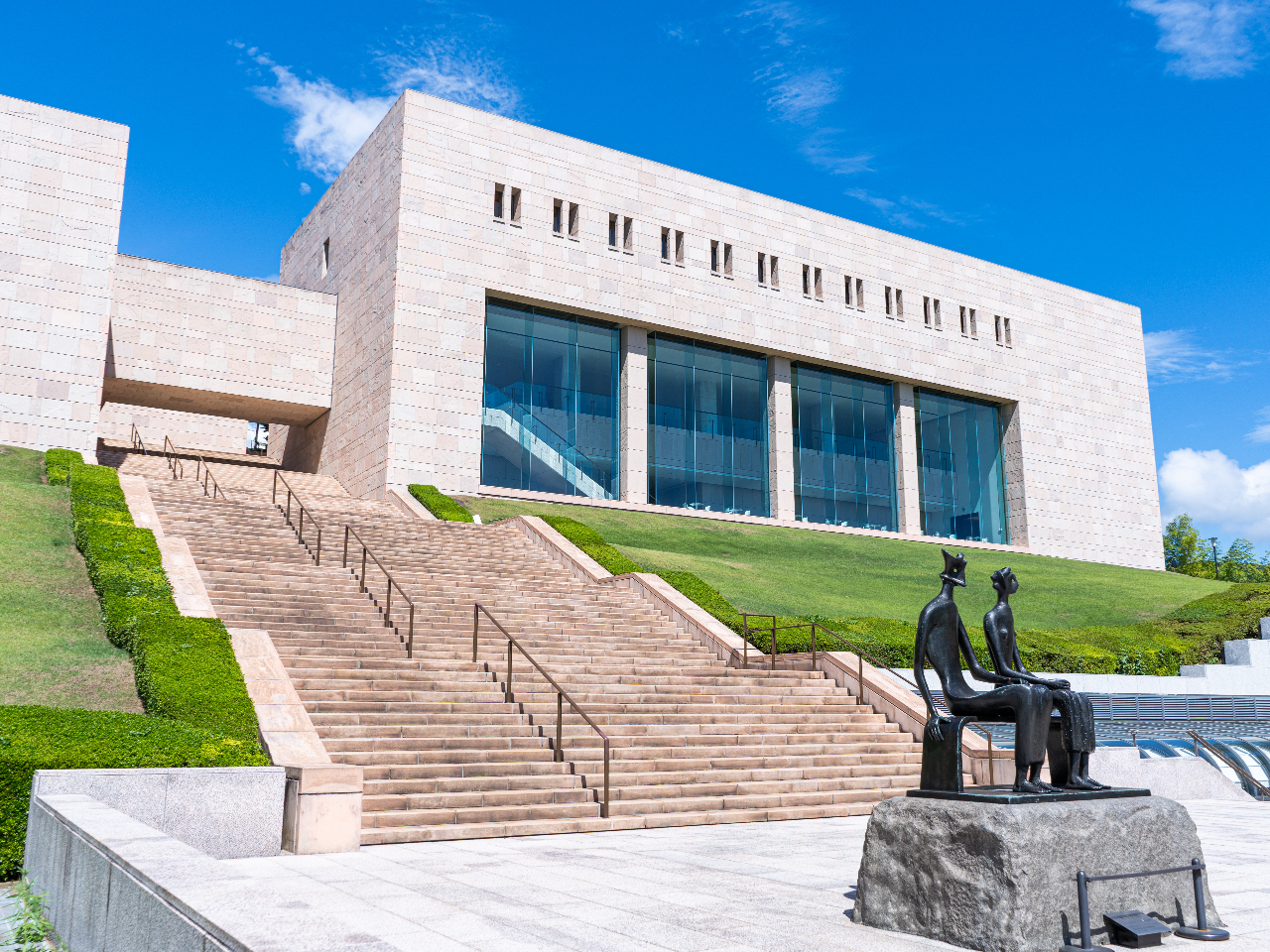 MOA美術館 ヘンリームア作「王と王妃」ブロンズ像に由来した広場 ムアスクエア