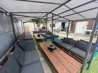 ゆったり座れる屋根付き屋外ソファ席