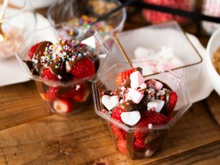 【いちご狩り45分間食べ放題】通常より15分間延長+トッピングがセットになったお得なプレミアムプラン。オリジナルぷちカフェ作りで特別なデザート体験をお届けします