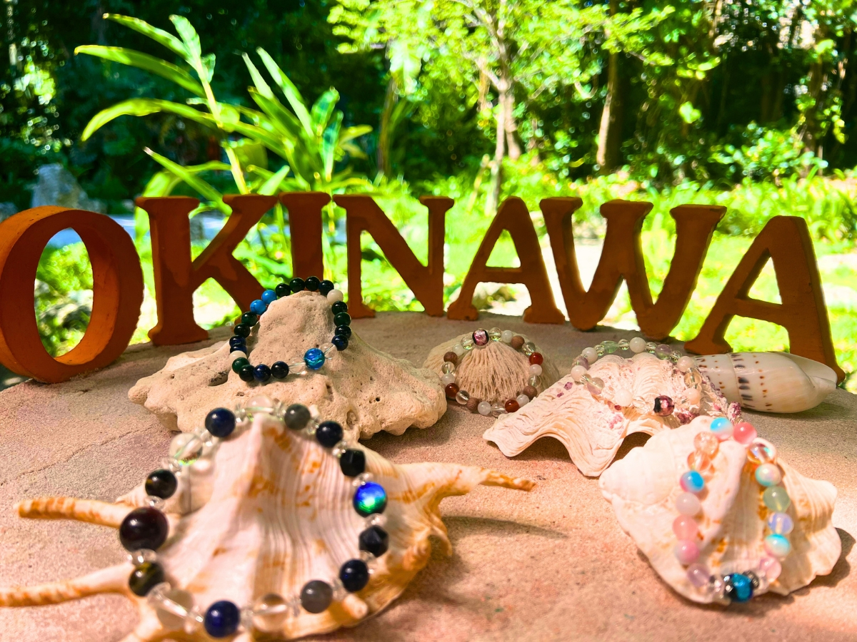 美ら海水族館から3分!備瀬のフクギ並木でホタルガラスのブレスレット作りができます♪洗練された庭園をバックにインスタ映えもバッチリです!