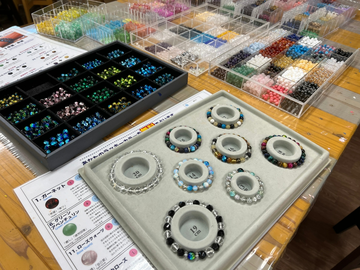 広い作業台でゆったり体験していただけます。石の数が多くて選びきれない!?