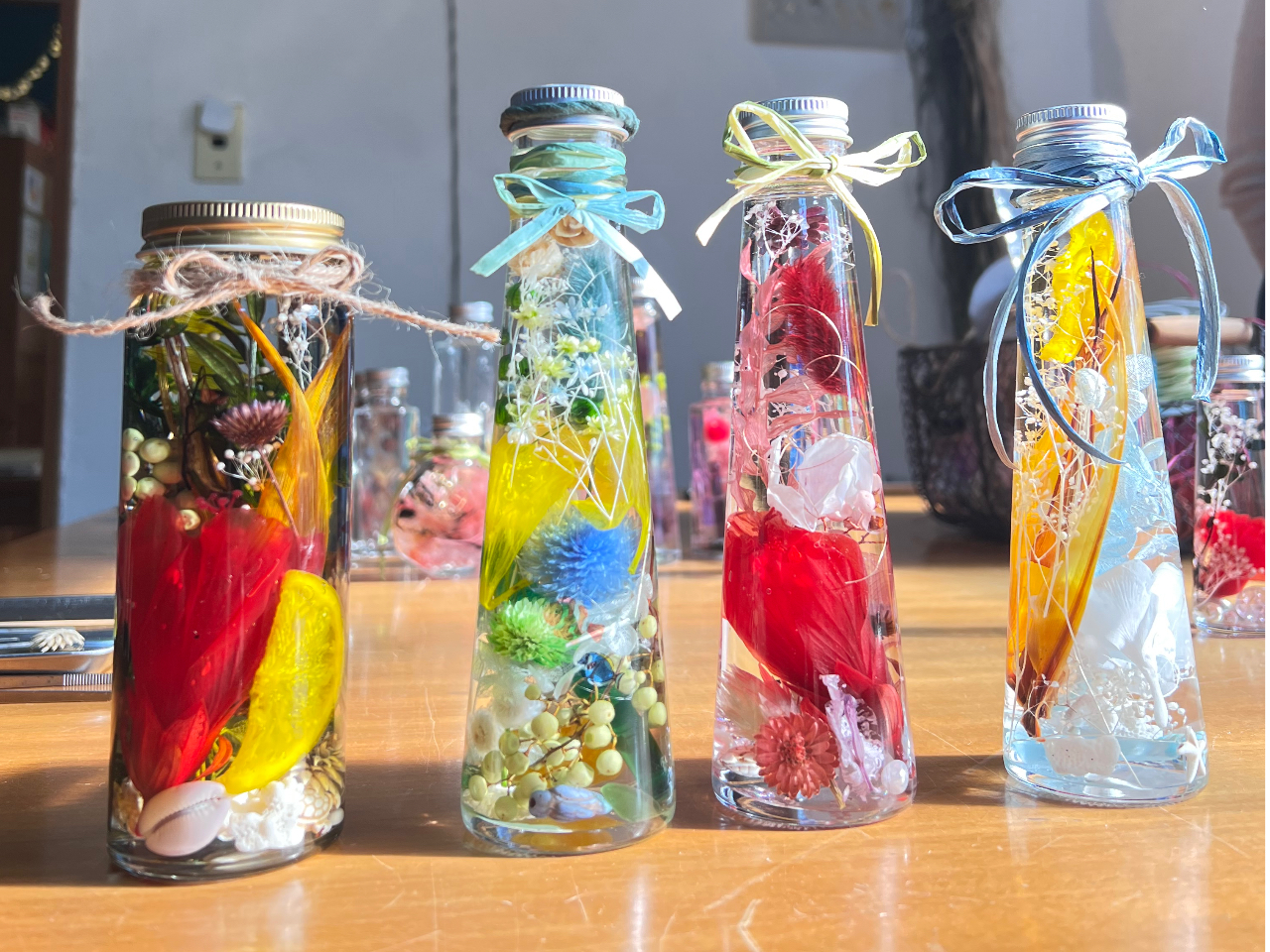 ハイビスカスや八丈フルーツレモンなど珍しい自家製花材を使えます。