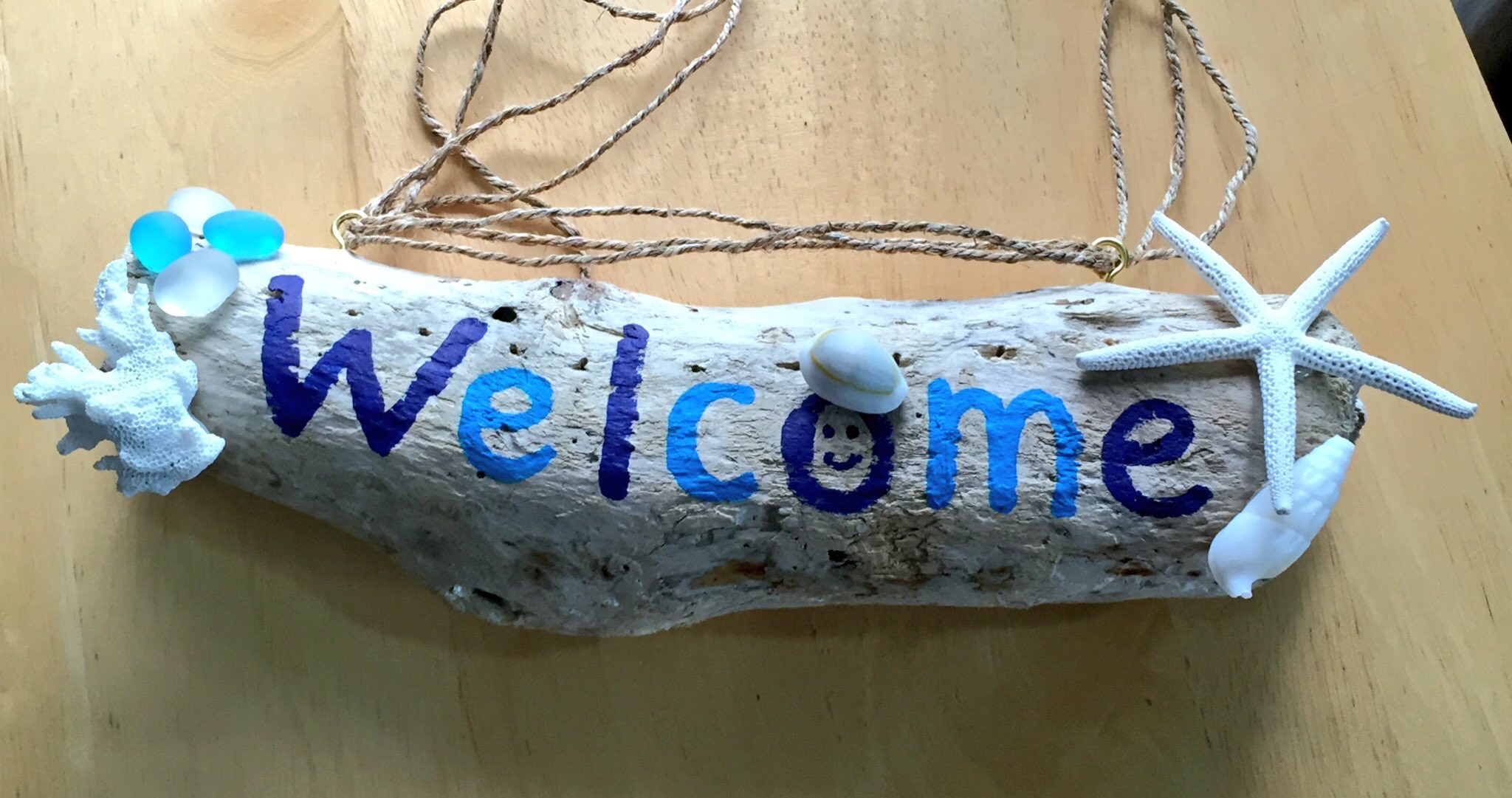 流木に好きな文字を書いて貝殻をはって