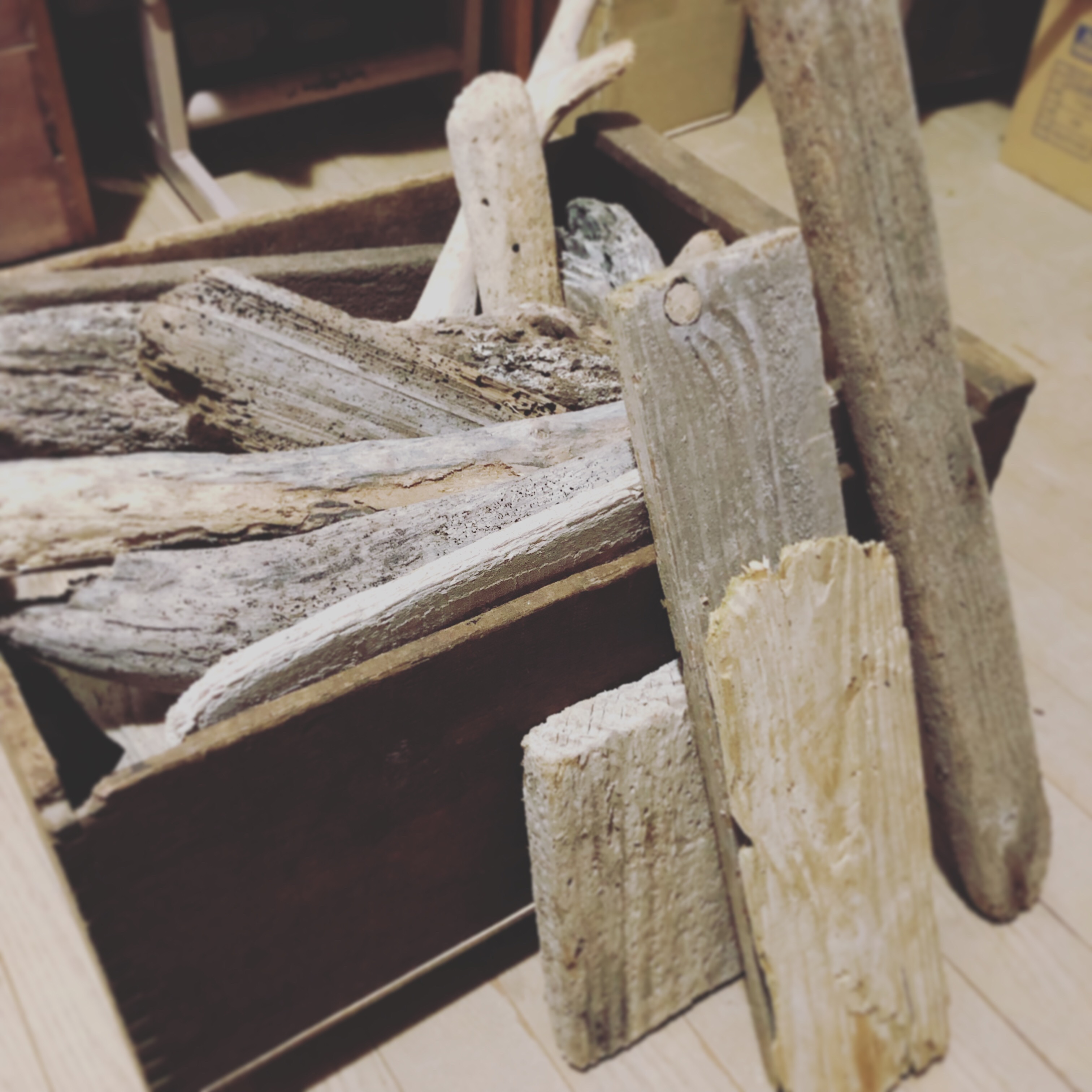 同じものは二つとないさまざま流木をご用意しています。