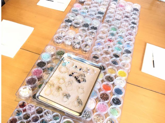 貝殻、シーグラス、溶岩の他天然石も使えます。