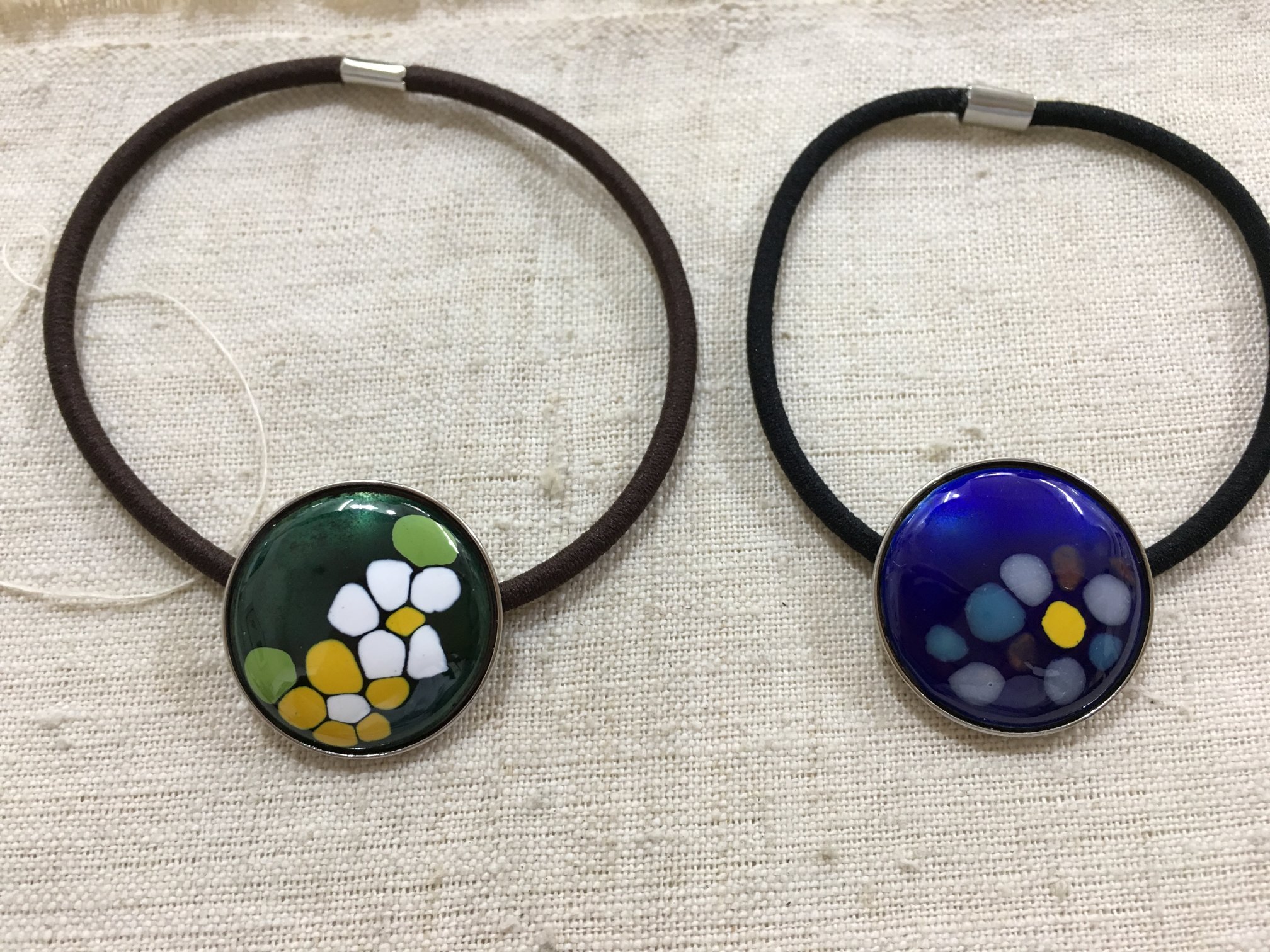 フリット法で作ったヘアゴムの作品例です。