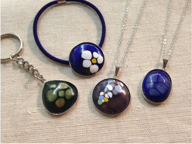 フリット法:ベースになる色を選び盛り付けてから、フリットという釉薬の粒をのせて焼成します。出来上がりを想像しながら、色、形をチョイスする楽しさをご体験ください