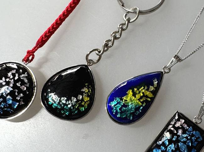 カット銀箔法:ベースになる色(釉薬)を2色から選び盛り付け、カットされた銀箔を散りばめていきます。一度焼成後、銀箔の上に透明色の釉薬を盛り付け焼成します。