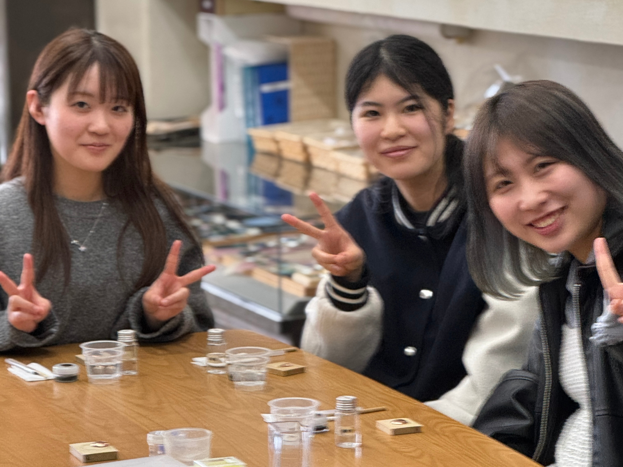 元気で明るい3名様♪ 終始、楽しそうに作業して下さいました。 作品の仕上がり感が3人それぞれで、どれも美しい一品です