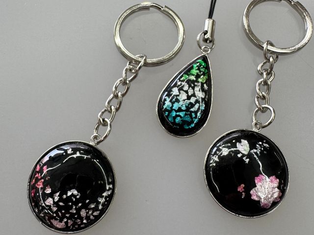 仲良し3人組の作品。カット銀箔とサクラの銀箔を使って素敵な作品になりました。