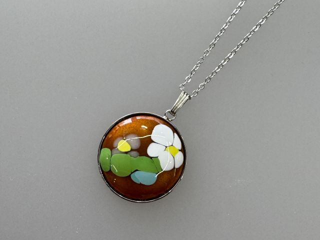 金茶ベースに白い花のモチーフの作品。