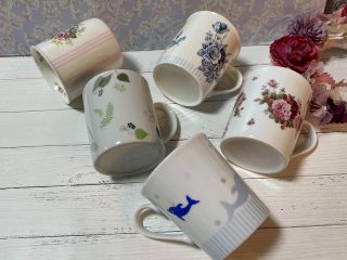 真っ白い器に、お好きなシール感覚の転写紙を貼って、世界に一つのオリジナル食器が創れます。