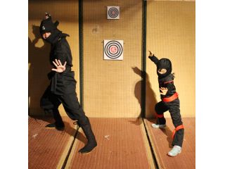 本格的な鉄製の手裏剣を投げていただけます。小さなお子様用にゴム製の手裏剣も御用意しております。※現在のところ写真のようなコスプレサービスは行っておりません。