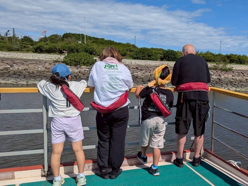 屋形船のデッキから釣りをして、お食事は船内で!