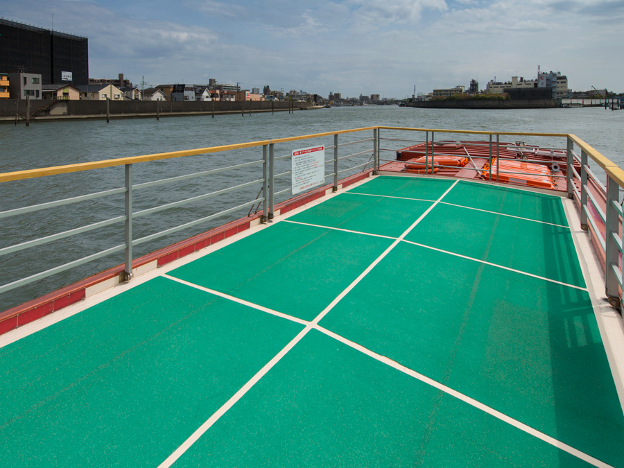 デッキの上から釣ります