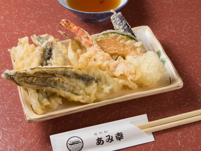 昼食は、揚げたての天ぷら、お刺身、ご飯、お味噌汁、お新香