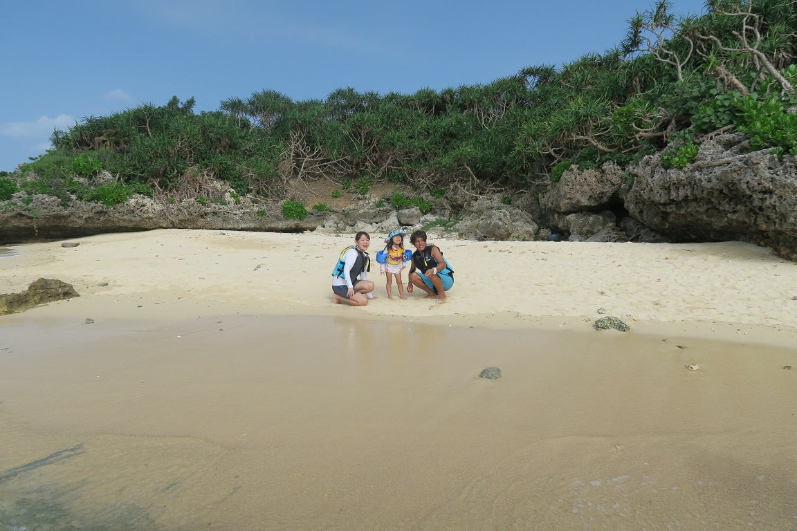 アクションカメラ付 バナナボートで行くやどかり島 万座洞窟探検ツアー 3歳から参加ok 恩納海浜公園 ナビービーチ じゃらん遊び体験