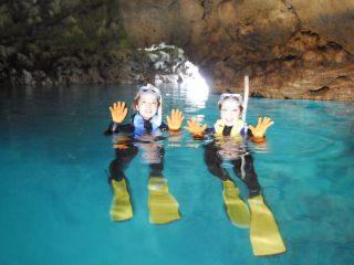 水面から洞窟の青さを堪能してください♪