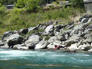 瀬の中を泳ぐ練習もします。