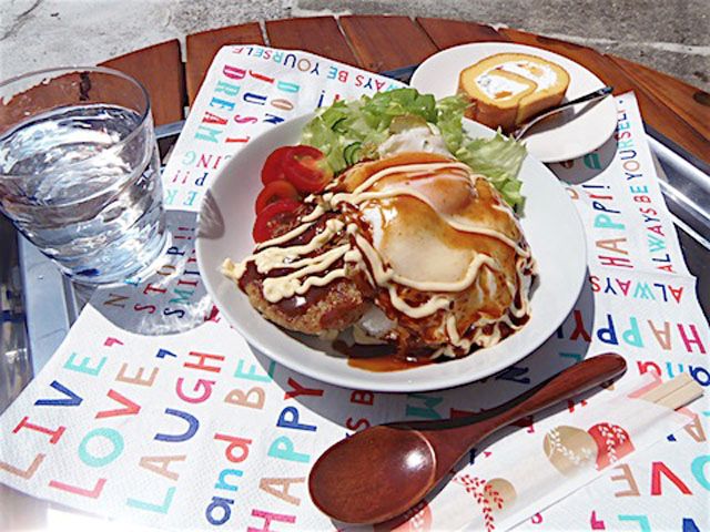 オプションでランチ注文出来ます。日替わりランチはご近所のお店からのランチデリバリーだったり、自家製ランチだったり。アレルギー対応もしております。