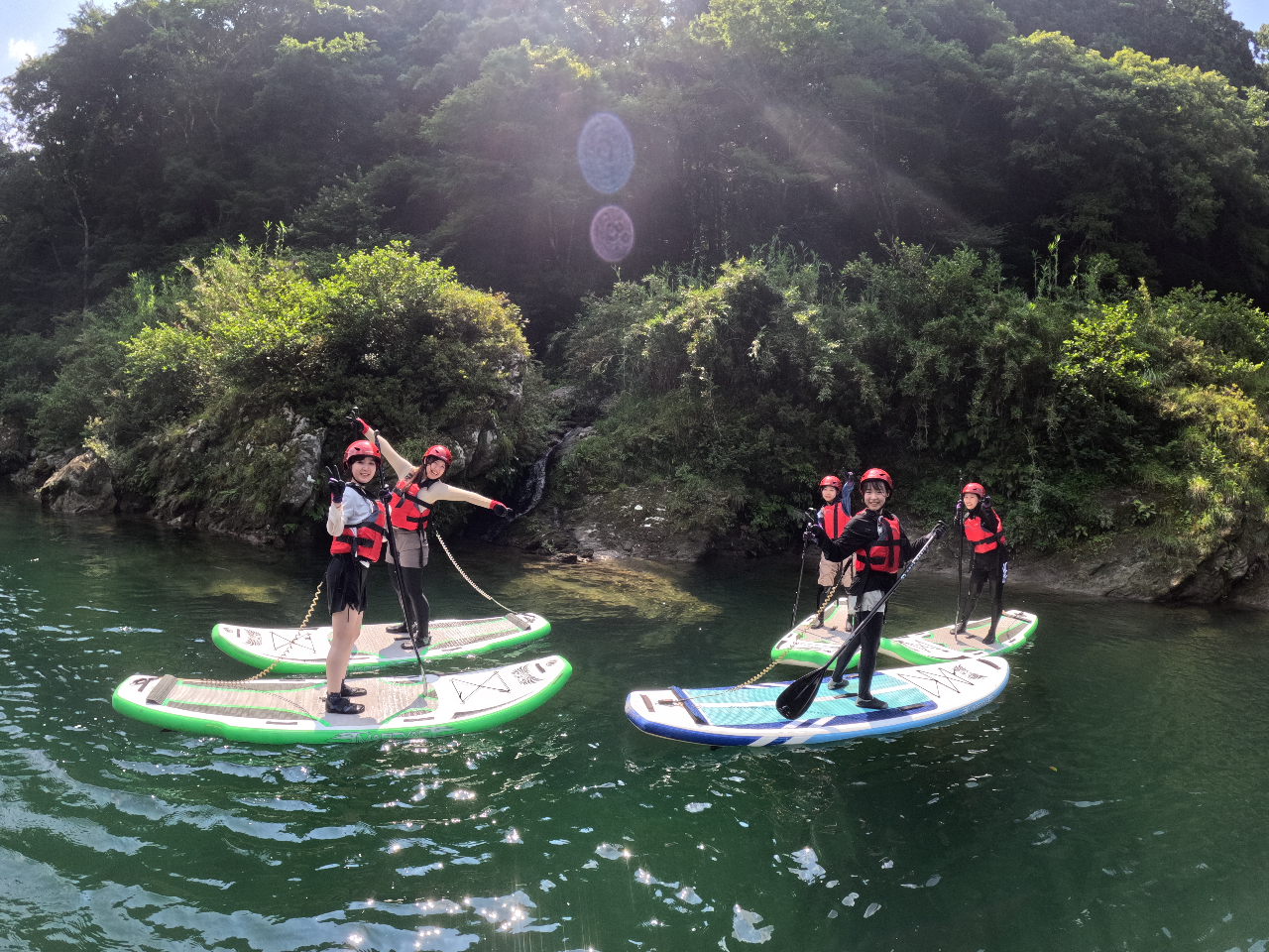こちらは人気のリバーSUP!足もとがよく見えるので開放感あり!
