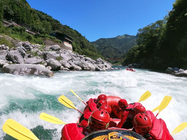 水の美しい吉野川で気分爽快ラフティング!身長120cm以上で初級コース、身長140cm以上で中級コース