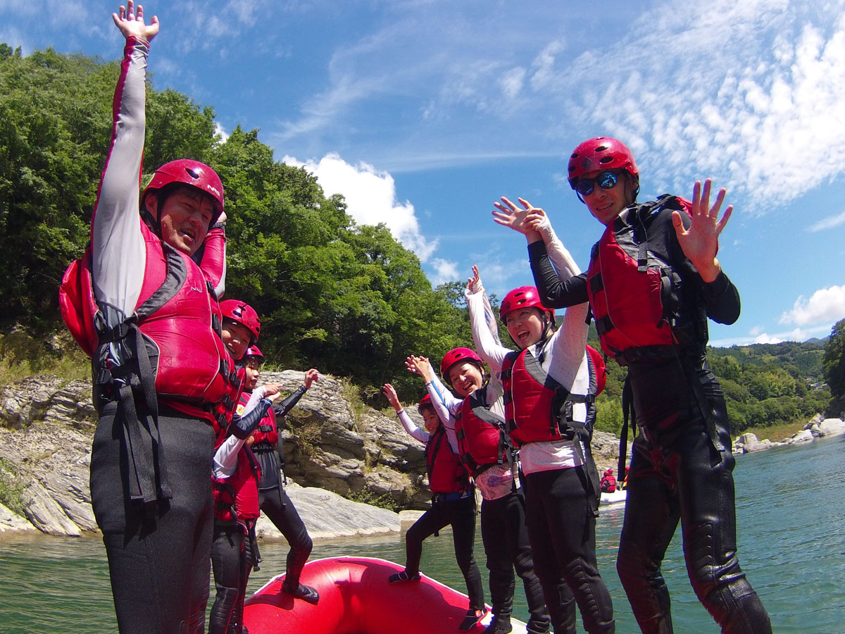 ボートの上でみんなでバランスゲーム。