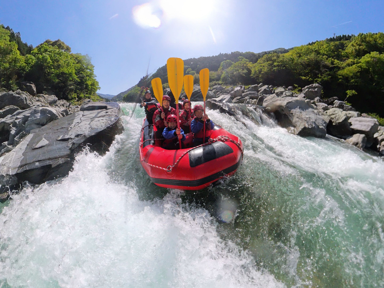 しっかり漕いで、しっかり掴まって、激しい瀬をみんなで乗り切ろう!