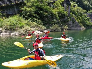 清流吉野川の上を王道スポーツのリバーカヤックでミニツーリング。もっと遊びたい方にはゲームもご案内!
