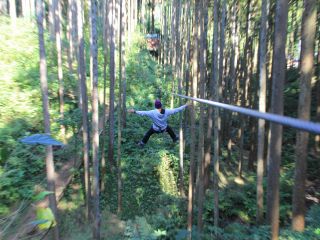 100m以上の大迫力なジップライン!! リニューアルオープンしたジップトリップコースはその名前の通り、どのパークよりたくさんのジップラインを満喫出来ます。