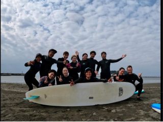 湘南のシンボル「江ノ島」をバックにサーフィン体験してみませんか?