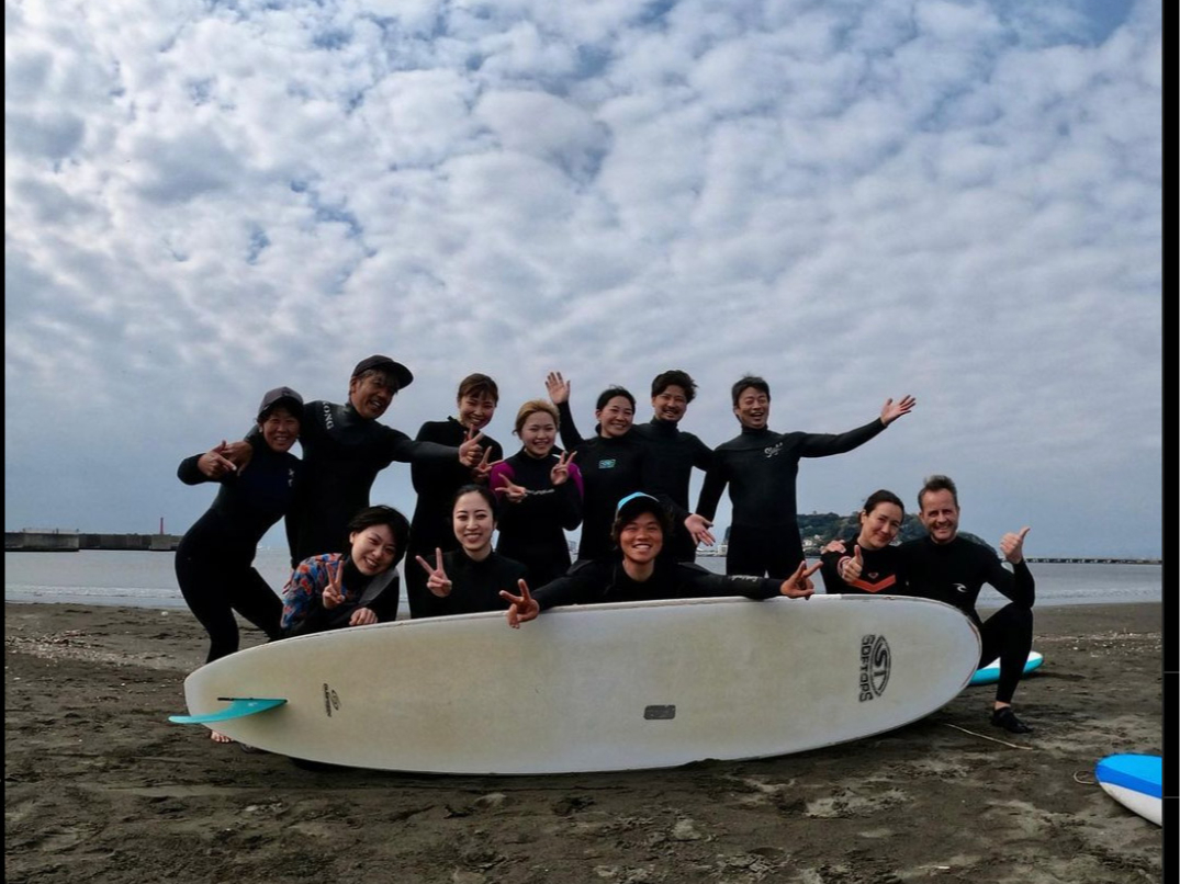 湘南のシンボル「江ノ島」をバックにサーフィン体験してみませんか?