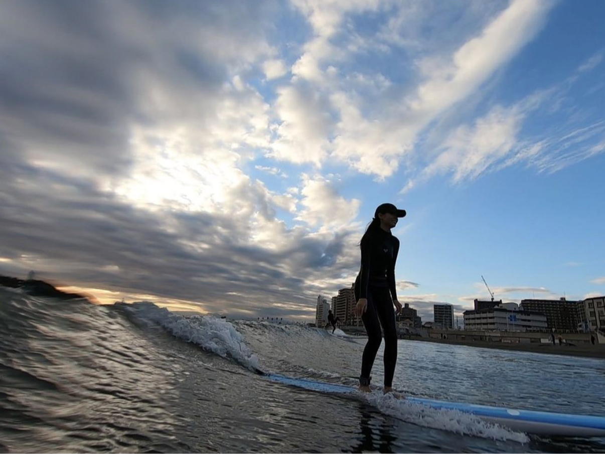 午後スクールであれば江ノ島、富士山、夕日をバックにした記念スナップも可能