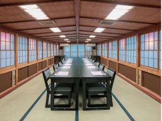 テーブル椅子席の船内の様子