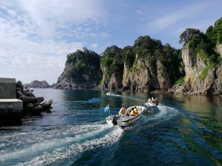 漁港を出ればすぐに絶景の中へ