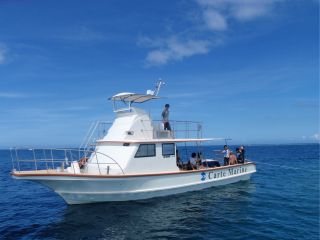 24人乗り大型ボート、温水シャワー・シャワートイレ完備、緊急用酸素・AED搭載