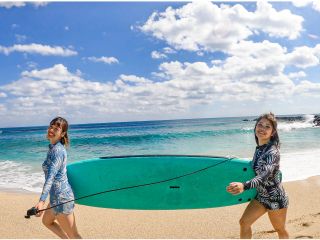 奄美大島の青い空、青い海、最高なロケーションでサーフィンを体験していただきます。