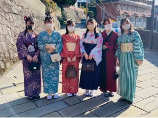 修学旅行の記念に、友達との旅の思い出に。思い出深い旅になりますよ。長崎の街を着物で歩いてみましょう。最近人気の袴姿も同じ料金ですよ。