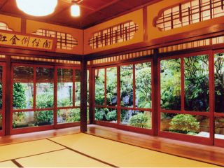 書院造りの端正な姿を今にとどめています。木々に囲まれ静かなたたずまいを見せる建物。2015年に登録有形文化財に指定されています。お着物を着て過ごしましょう。