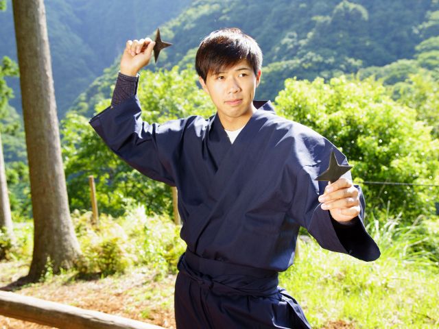 手にするとずっしり重い鉄手裏剣
