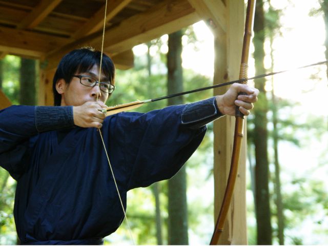 遠くの的を射る弓術