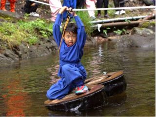 水に濡れぬよう素早く流れる川を渡る修行。流れる水の上を水ぐもに乗って渡るのは案外難しい!(夏季限定)