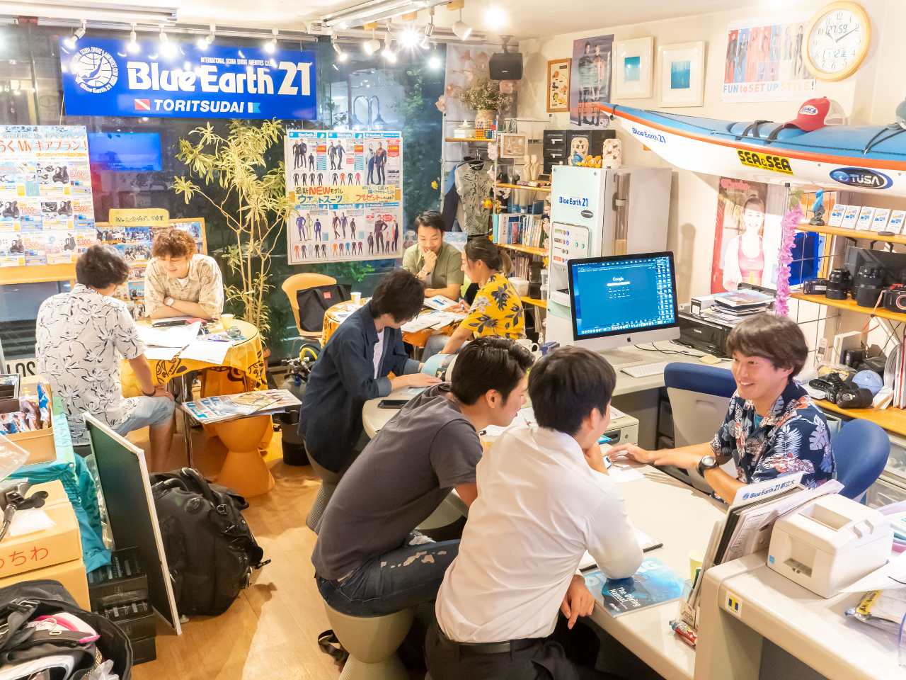 説明会や学科講習会で、週末にもなると店内はいつも賑やか