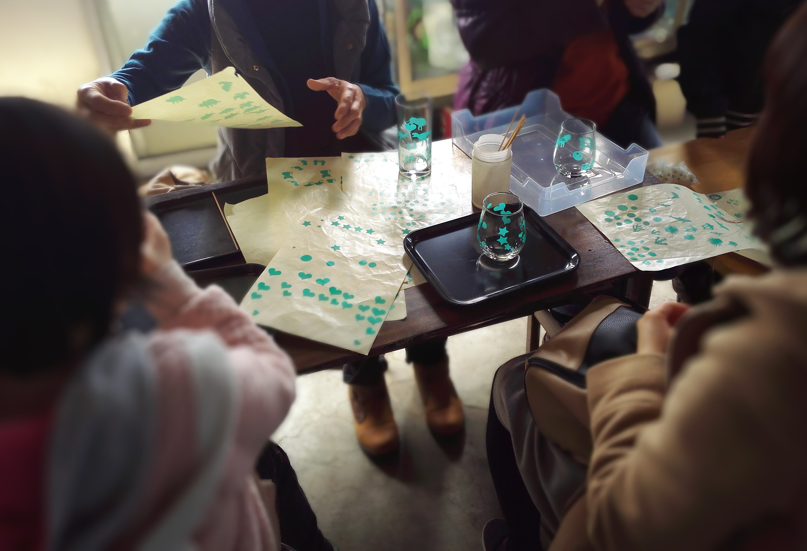 作品にサンドマスキングシールを貼っています。