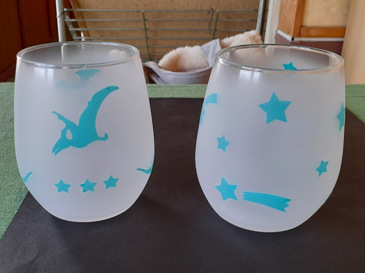 シールの上からサンドブラストをして、摺りガラスになりました。