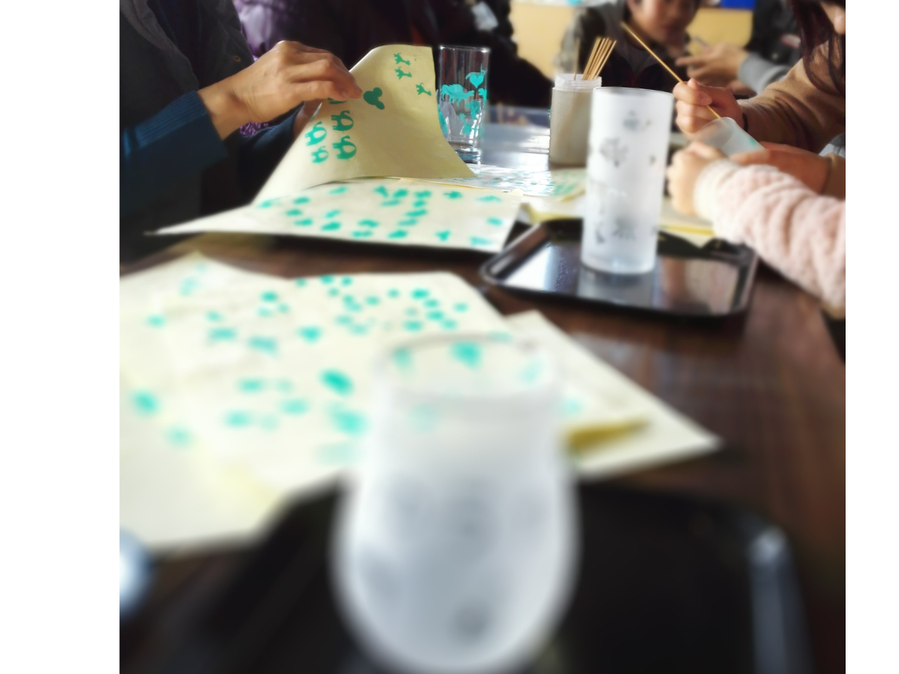 シールをはがしていきます…