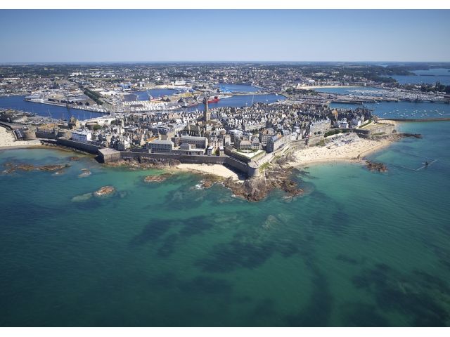 フランスブルターニュ地方サンマロで誕生