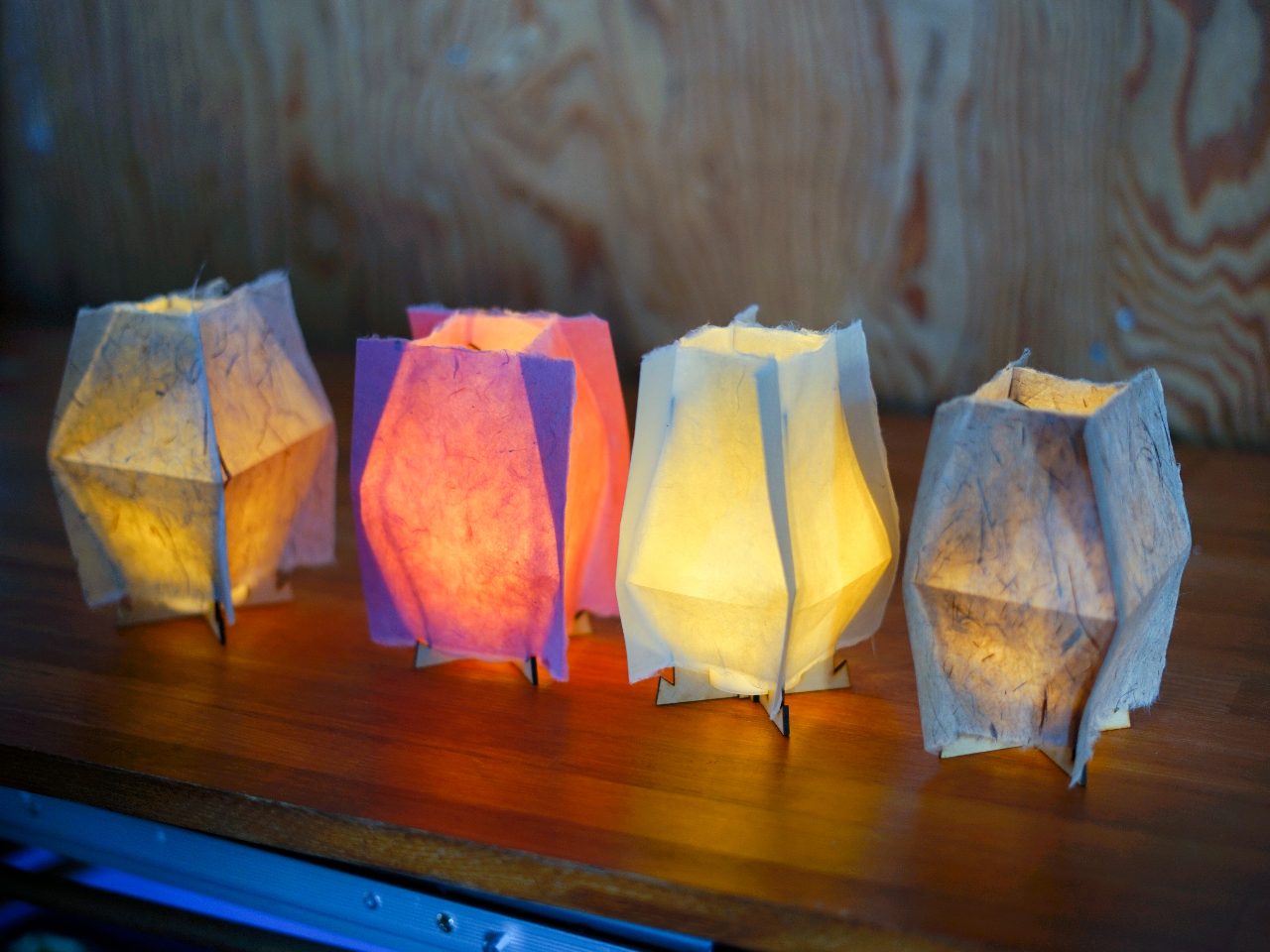 �V�F�[�h�͂̂肪��������J���ē���z���_�[�ɂ��Ԃ��Ċ����ł��B����ɂ͓d�r����LED�L�����h�����C�g���g�p���Ă��܂��̂ŁA�d�r����������Ζ����g�����������܂��B